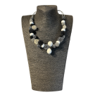 Collier ESCARGOT FLOCON, no 174, de l'artiste Sandrine Giraud, couleur, argent, gris et noir. Ce bijou toujours original, marie avec élégance la grâce et l’originalité des lignes.