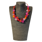 Collier ESCARGOT FLOCON, no 175, de l'artiste Sandrine Giraud, couleur, rose, rouge, orange. Ce bijou toujours original, marie avec élégance la grâce et l’originalité des lignes.