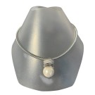 Collier GOUTTE NACRÉE no 142, de l'artiste Sandrine Giraud, couleur, argent et perle nacrée. Ce bijou marie avec élégance la grâce et l’originalité des lignes.