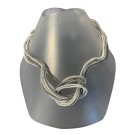Collier LIANE, no 110, de l'artiste Sandrine Giraud, couleur, gris et blanc. Ce bijou modulable, toujours original, marie avec élégance la grâce et l’originalité des lignes.
