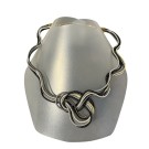 Collier LIANE no 162, de l'artiste Sandrine Giraud, noir, blanc, gris, jaune. Ce bijou modulable, toujours original, marie avec élégance la grâce et l’originalité des lignes.