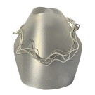 Collier LIANE no 163, de l'artiste Sandrine Giraud, blanc, gris argent. Ce bijou modulable, toujours original, marie avec élégance la grâce et l’originalité des lignes.