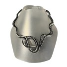 Collier LIANE no 164, de l'artiste Sandrine Giraud, noir, blanc, gris. Ce bijou modulable, toujours original, marie avec élégance la grâce et l’originalité des lignes.