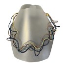 Collier LIANE no 168, de l'artiste Sandrine Giraud, noir, bleu, brun. Ce bijou modulable, toujours original, marie avec élégance la grâce et l’originalité des lignes.