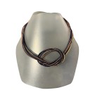 Collier LIANE no 169, de l'artiste Sandrine Giraud, noir, cuivre, jaune. Ce bijou modulable, toujours original, marie avec élégance la grâce et l’originalité des lignes.