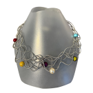 Collier LIANE PERLÉE, no 65, de l'artiste Sandrine Giraud, couleur, gris, perles nacrée, or, rouge et bleu. Ce bijou modulable, toujours original, marie avec élégance la grâce et l’originalité des lignes.