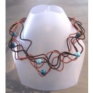 Collier LIANE PERLÉE bronze et brun, no 17, de l'artiste Sandrine Giraud, Ce bijou modulable, toujours original, marie avec élégance la grâce des perles avec l’originalité des lignes résolument contemporaines.