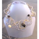 Collier LIANE PERLÉE, no 19, de l'artiste Sandrine Giraud, Ce bijou modulable, toujours original, marie avec élégance la grâce des perles avec l’originalité des lignes résolument contemporaines.