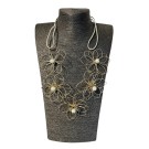 Collier LOTUS DOUBLE FLEUR no 147, de l'artiste Sandrine Giraud, couleur, or et perles blanches. Ce bijou modulable, toujours original, marie avec élégance la grâce et l’originalité des lignes.