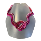 Collier MÉLI MÉLO, no 190, de l'artiste Sandrine Giraud, couleur, rose et rouge. Ce bijou modulable, toujours original, marie avec élégance la grâce et l’originalité des lignes.