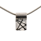 Collier mini carré, no 77, de l'artiste Azurine, Peint à la main, Chaîne 18 po acier inoxydable, Matière première : verre, cuisson au four