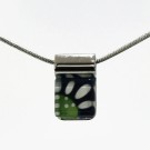 Collier mini carré, no 29, de l'artiste Azurine, Peint à la main, Chaîne 18 po en acier inoxydable, Matière première : verre, cuisson au four