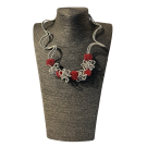 Collier NEW TORNADO, no 95, de l'artiste Sandrine Giraud, couleur, argent et rouge. Ce bijou modulable, toujours original, marie avec élégance la grâce et l’originalité des lignes.
