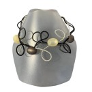 Collier OLIVE no 179, de l'artiste Sandrine Giraud, couleur, noir et blanc et perles nacrée, or et brun. Ce bijou modulable, toujours original, marie avec élégance la grâce et l’originalité des lignes.