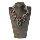 Collier RC-CERTI, no 187, de l'artiste Sandrine Giraud, couleur, argent, perles rouges. Ce bijou modulable, toujours original, marie avec élégance la grâce et l’originalité des lignes.