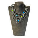 Collier RC-CERTI, no 189, de l'artiste Sandrine Giraud, couleur, argent, perles bleues, vertes, jaunes. Ce bijou modulable, toujours original, marie avec élégance la grâce et l’originalité des lignes.
