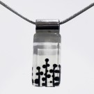 Collier rectangle, no 21, de l'artiste Azurine, Peint à la main, Chaîne 18 po en acier inoxydable, Matière première : verre, cuisson au four
