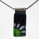 Collier rectangle, no 22, de l'artiste Azurine, Peint à la main, Chaîne 18 po en acier inoxydable, Matière première : verre, cuisson au four