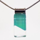 Collier rectangle, no 24, de l'artiste Azurine, Peint à la main, Chaîne 18 po en acier inoxydable, Matière première : verre, cuisson au four