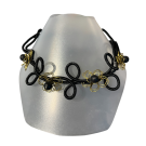 Collier ROSE FLEUR, no 92, de l'artiste Sandrine Giraud, couleur, noir, fleurs or et perles noires. Ce bijou modulable, toujours original, marie avec élégance la grâce et l’originalité des lignes.