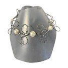 Collier ROSE DES SABLES no 183, de l'artiste Sandrine Giraud, couleur, gris et perles nacrées. Ce bijou marie avec élégance la grâce et l’originalité des lignes.