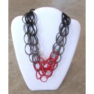 Collier TWIST DOUBLE, no 3, de l'artiste Sandrine Giraud, Ce bijou marie avec élégance l’originalité des lignes résolument contemporaines.