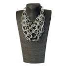 Collier TWIST DOUBLE no 178, de l'artiste Sandrine Giraud, couleur, argent. Ce bijou modulable, toujours original, marie avec élégance la grâce et l’originalité des lignes.