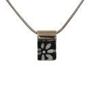 Collier mini carré, no 58, de l'artiste Azurine, Peint à la main, Chaîne 18 po acier inoxydable, Matière première : verre, cuisson au four