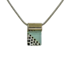Collier mini carré, no 60, de l'artiste Azurine, Peint à la main, Chaîne 18 po acier inoxydable, Matière première : verre, cuisson au four
