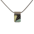 Collier mini carré, no 64, de l'artiste Azurine, Peint à la main, Chaîne 18 po acier inoxydable, Matière première : verre, cuisson au four