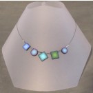 Collier, Assymétrik Silver, no 107, de l'artiste Sophiori, Bijou contemporain coloré, fait à la main, Matière première : pâte de polymère, de la création jusqu'à l'assemblage final