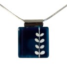 Collier carré 1 pouce, no 53, de l'artiste Azurine, Peint à la main, Chaîne 18 po acier inoxydable, Matière première : verre, cuisson au four