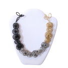 Collier ESCARGOT, no 8, de l'artiste Sandrine Giraud, Ce bijou marie avec élégance l’originalité des lignes résolument contemporaines.
