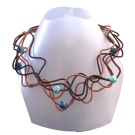 Collier LIANE PERLÉE bronze et brun, no 17, de l'artiste Sandrine Giraud, Ce bijou modulable, toujours original, marie avec élégance la grâce des perles avec l’originalité des lignes résolument contemporaines.