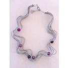 Collier LIANE PERLÉE argent-violet, no 109, de l'artiste Sandrine Giraud, Ce bijou modulable, toujours original, marie avec élégance la grâce des perles avec l’originalité des lignes résolument contemporaines.
