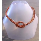 Collier LIANE, no 56, de l'artiste Sandrine Giraud, Ce bijou modulable, toujours original, marie avec élégance la grâce des perles avec l’originalité des lignes résolument contemporaines.