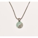 Collier mini rond, no 1, de l'artiste Azurine, Peint à la main, Chaîne 18 po en acier inoxydable, Matière première : verre, cuisson au four