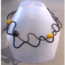 Collier OLIVE, no 41, de l'artiste Sandrine Giraud, Ce bijou modulable, toujours original, marie avec élégance la grâce des perles avec l’originalité des lignes résolument contemporaines.