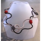 Collier OLIVE, no 46, de l'artiste Sandrine Giraud, Ce bijou modulable, toujours original, marie avec élégance la grâce des perles avec l’originalité des lignes résolument contemporaines.