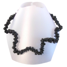 Collier PETIT AÉRIEN, no 12, de l'artiste Sandrine Giraud, Ce bijou marie avec élégance l’originalité des lignes résolument contemporaines.