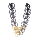 Collier TWIST DOUBLE, no 20, de l'artiste Sandrine Giraud, Ce bijou marie avec élégance l’originalité des lignes résolument contemporaines.