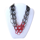 Collier TWIST DOUBLE, no 3, de l'artiste Sandrine Giraud, Ce bijou marie avec élégance l’originalité des lignes résolument contemporaines.