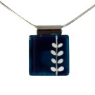 Collier carré 1 pouce, no 53, de l'artiste Azurine, Peint à la main, Chaîne 18 po acier inoxydable, Matière première : verre, cuisson au four