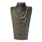 Collier DISCO no 176, de l'artiste Sandrine Giraud, couleur, gris et or. Ce bijou modulable, toujours original, marie avec élégance la grâce et l’originalité des lignes.