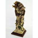 Étreinte, de l'artiste Raphaëlle Bitar, Sculpture, Argile, plâtre et végétaux divers, dimension : 7 x 4 x 4.5 pouces
