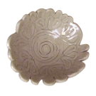 Fleur Rosace beige, vendue séparément, de l'artiste Véronique Martel, dimension : 2 à 4 pouces de diamètre, Peut être légèrement différente de la photo présentée, Faisait partie de l'ensemble 'L'épicier du coin ...', Faïence grès pigment émail 