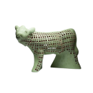 Céramique Grande vache, VERTE, de l'artiste Véronique Martel, Faïence, engobe, émail, dimension : 44 x 19 x 29 pouces de largeur 