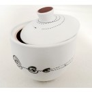Sucrier (intérieur rouge), de l'artiste Elizabeth Hamel, medium : céramique porcelaine blanche, dimension : 4.5 po haut x 4 po diamètre, pièce vendue à l'unité
