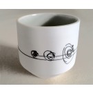 Verre à vin (intérieur vert), de l'artiste Elizabeth Hamel, medium : céramique porcelaine blanche, dimension : 3.25 po haut x 3 po diamètre, pièce vendue à l'unité
