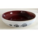 Bol de service (intérieur rouge), de l'artiste Elizabeth Hamel, medium : céramique porcelaine blanche, dimension : 2.5 po haut x 11 po de diamètre, pièce vendue à l'unité